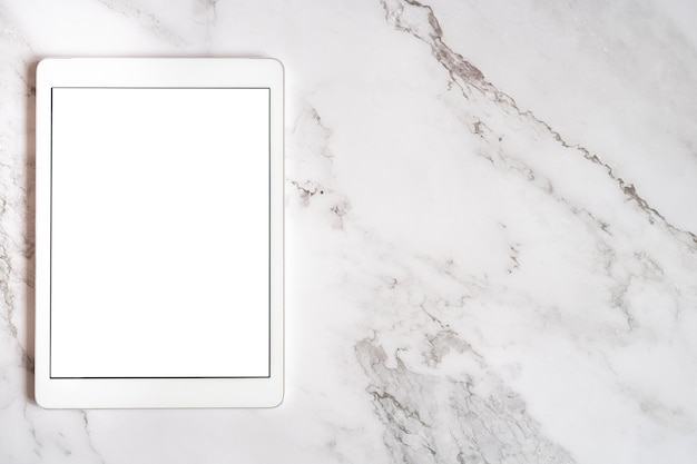 Computer tablet digitale con schermo digitale vuoto bianco verticale per mockup o spazio per testo su sfondo di marmo grigio vista dall'alto piatto