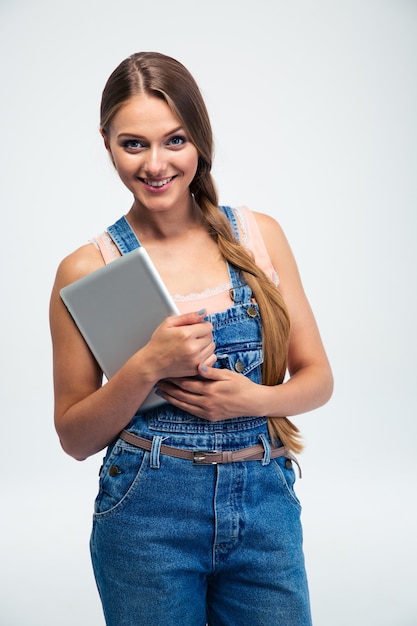 Computer tablet sorridente della holding della donna