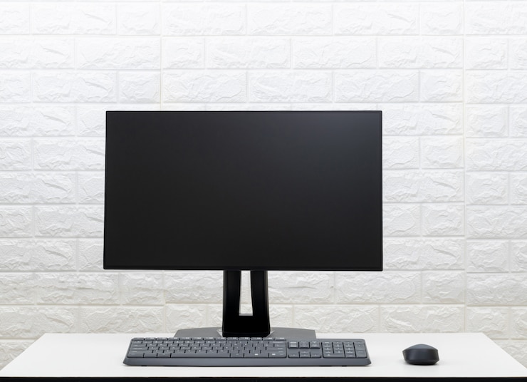 Foto computer, tastiera e mouse sulla scrivania