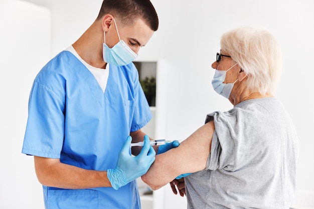 Comunicazione del paziente anziano con un medico nello studio medico