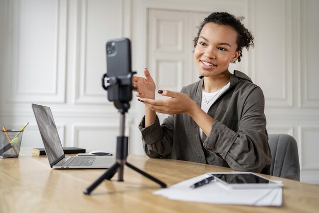 Comunicazione di videochiamata tramite telefono una donna con gli occhiali finanziere che lavora in ufficio
