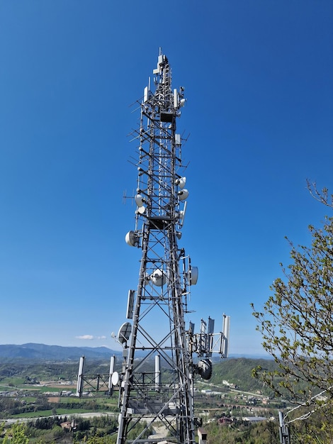 Comunicazione grande antenna sul cielo blu