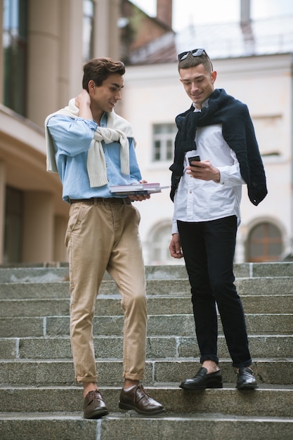 Comunicazione moderna per giovani. Stile di strada. Studenti felici all'aperto, giovani alla moda, concetto di tecnologia