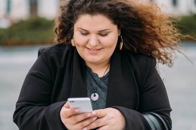 Comunicazione online felice donna formosa tecnologia mobile corpo positivo allegro soddisfatto plus size la