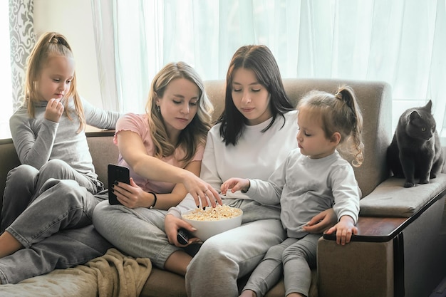 Comunicazione per il tempo libero in famiglia con i bambini in una calda atmosfera familiare