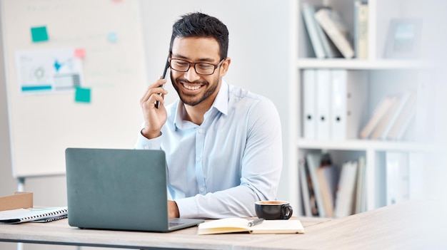 Comunicazione portatile e uomo d'affari felice in conversazione telefonica con l'organizzatore di eventi per la funzione aziendale Il lavoratore dipendente o l'uomo d'affari parlano sul progetto di una società di pianificazione di smartphone mobili