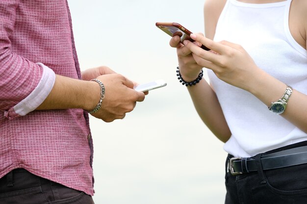 comunicazione sul cellulare durante l&#39;uomo e la donna