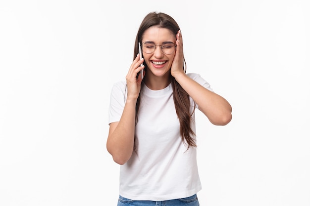 Comunicazione, tecnologia e concetto di stile di vita. Il ritratto della giovane donna caucasica eccitata e felice, sopraffatta riceve ottime notizie