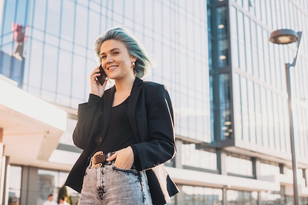 Comunicazione wireless donna dai capelli blu che ha affari a distanza concetto di affari