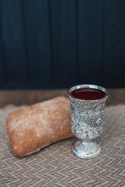 Comunione cristiana pane e vino su fondo di legno