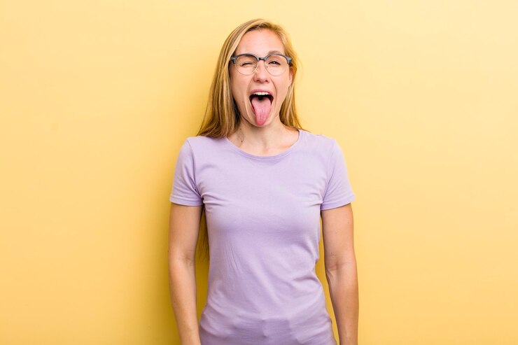 con allegro atteggiamento ribelle spensierato scherzando e tirando fuori la lingua divertendosi