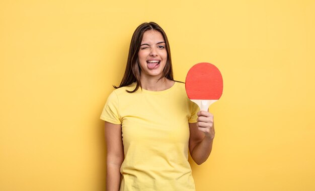 Con atteggiamento allegro e ribelle scherzando e tirando fuori la lingua