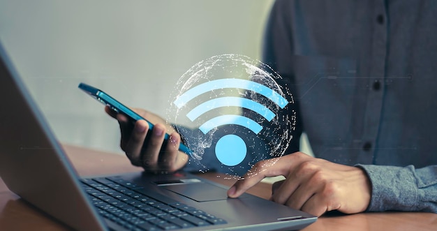 con l'icona wifi concetto di comunicazione aziendale sociale