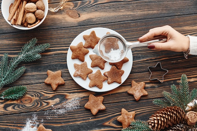 Con le mani della donna Sfondo di Natale con decorazioni natalizie