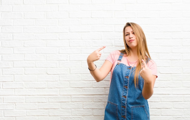 con un atteggiamento cattivo che sembra orgoglioso e aggressivo, rivolto verso l'alto o facendo segno divertente con le mani