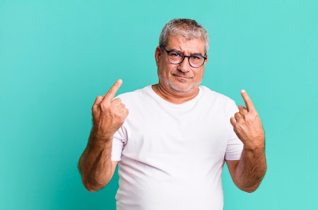 Con un cattivo atteggiamento che sembra orgoglioso e aggressivo rivolto verso l'alto o facendo segno divertente con le mani