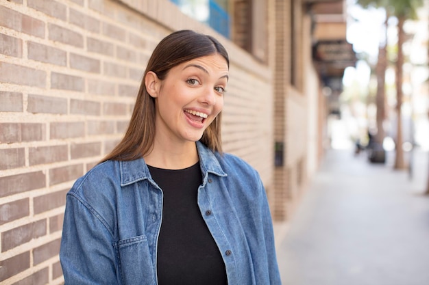 Con un grande sorriso spensierato e amichevole che sembra positivo, rilassato e felice