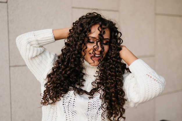 Con un sorriso benevolo chiudendo gli occhi e posando le mani dietro la testa la ragazza mormora sorridendo