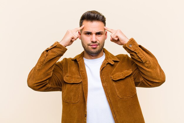 con uno sguardo serio e concentrato, il brainstorming e la riflessione su un problema stimolante