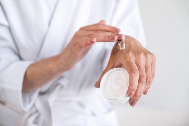 Concentramento selettivo sulla confezione bianca con crema coccolante a consistenza morbida