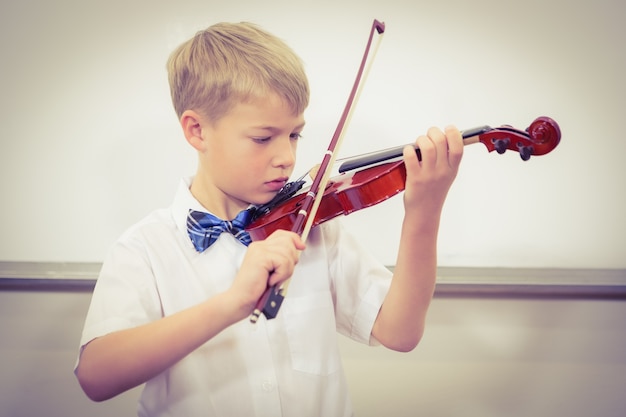 Concentrando lo studente suona un violino