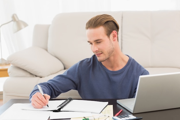 Concentrare l&#39;uomo contando le sue bollette