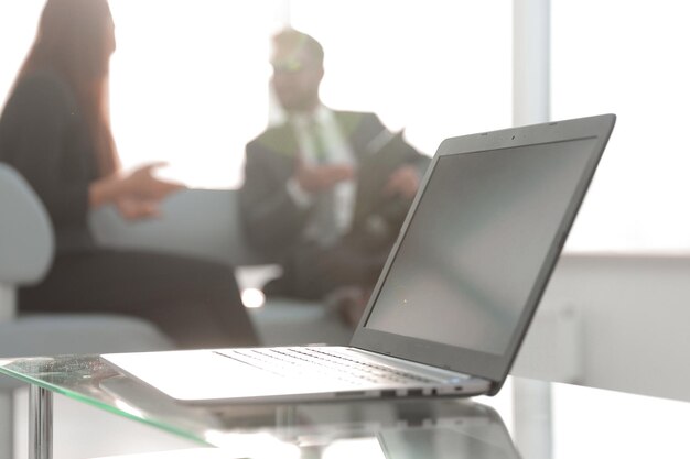 Concentrarsi sul laptop sul tavolo Persone sfocate sullo sfondo