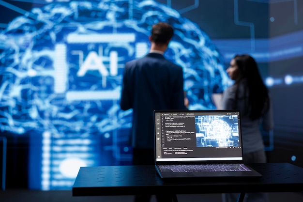 Concentrarsi sul portatile che esegue la tecnologia di calcolo cognitivo AI utilizzata dai membri dello staff IT