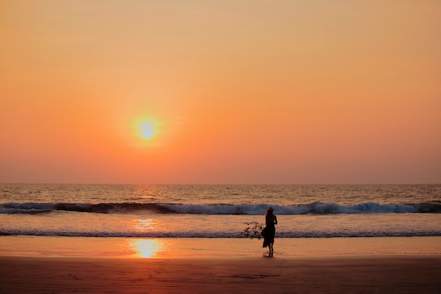 Concentrarsi sulla silhouette donna tramonto spiaggia vacanza vacanze lifestyle felicità concetto di libertà