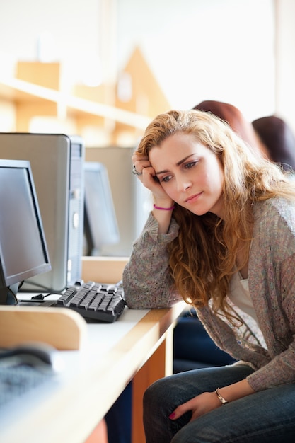 Concentrati giovani studenti che lavorano con i computer