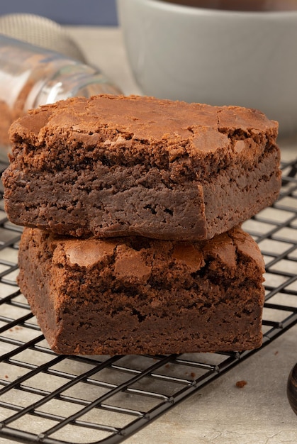 Concentrati sul brownie al cioccolato sul tavolo