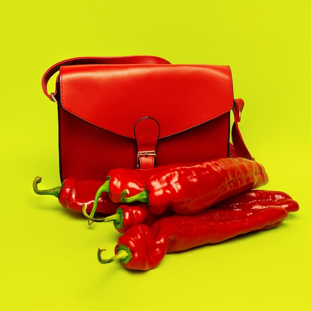 Concentrati sul rosso. Borsa da donna alla moda