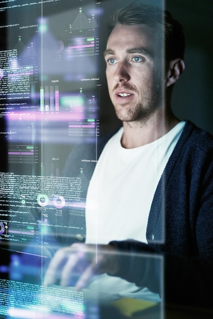Concentrati sull'uomo e sul programmatore con la sicurezza informatica dell'ologramma e futuristico con la ricerca di software digitale e l'analisi dei dati Impiegato e consulente di sesso maschile che digita olografico e programmazione