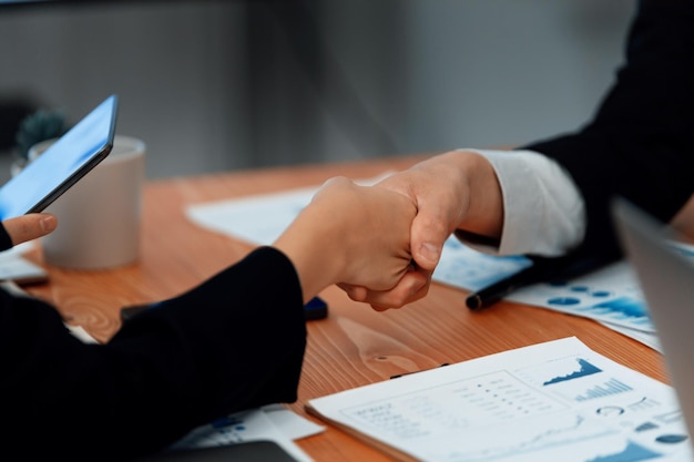 Concentrati sulla stretta di mano dopo aver ottenuto il concetto di promozione dell'armonia sul posto di lavoro in ufficio