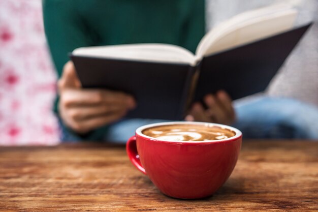 Concentrati sulla tazza di caffè caldo sul tavolo