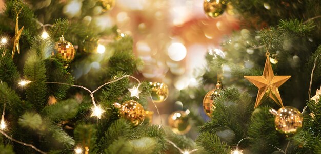 Concentrati sulle luci delle stelle dell'albero di Natale e sul bokeh vicino al camino di Natale