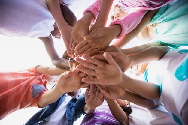 Concentrati sulle mani dei bambini durante una giornata di sole