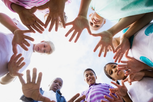 Concentrati sulle mani dei bambini durante una giornata di sole