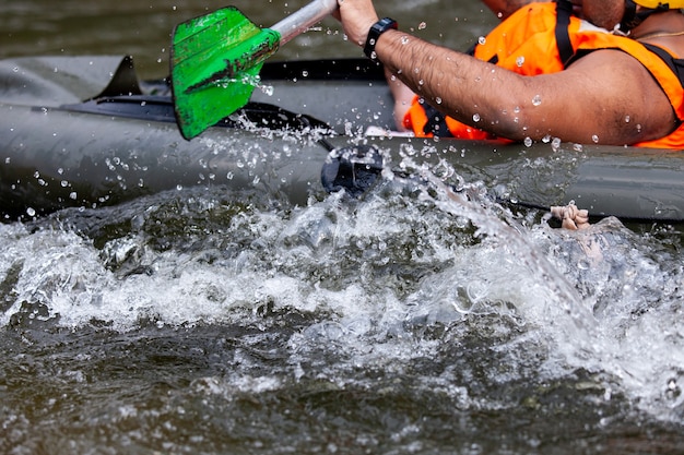 Concentrati una parte del rafting sul fiume