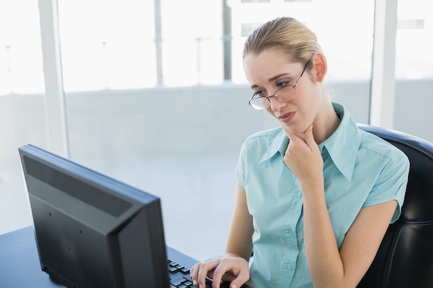 Concentrato chic donna d&#39;affari utilizzando il suo computer