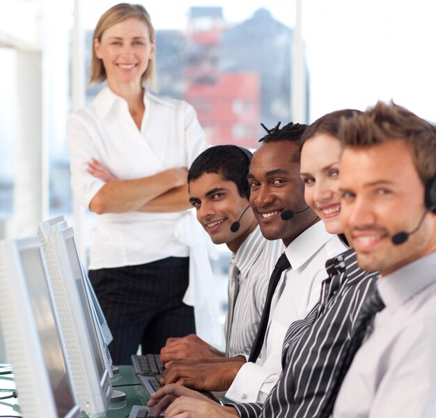 Concentrato leader femminile con la sua squadra in un call center