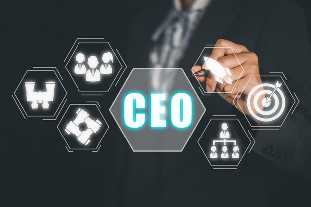 Concept CEO Persona d'affari che seleziona l'icona CEO sullo schermo virtuale