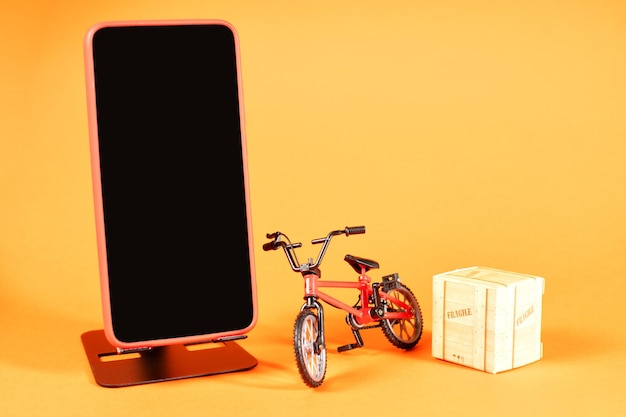 Concept di app di consegna per smartphone, bicicletta e scatola