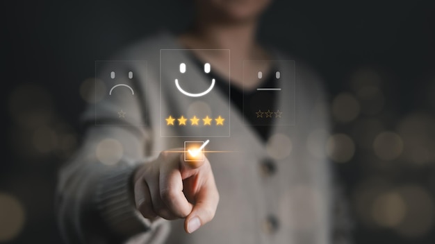 Concept di indagine sulla soddisfazione del cliente La donna dà una valutazione di cinque stelle all'eccellente esperienza di servizio sull'applicazione online Il feedback dell'utente Revisione del cliente Reputazione aziendale Valutare il consumatore