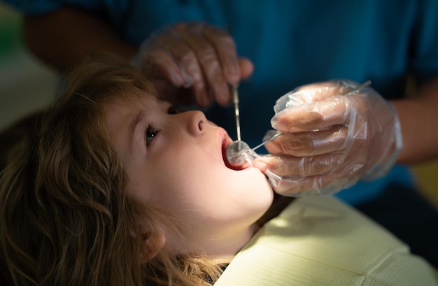 Concept di stomatologia e cura dei denti per bambini dentista che controlla i denti del bambino al dentista