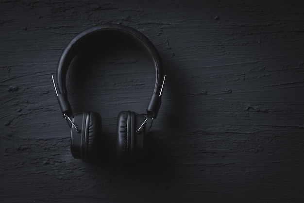 Concept musicale rilassante cuffie su sfondo di consistenza scura