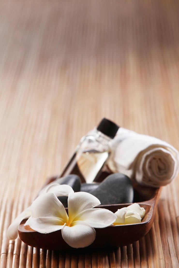 Foto concept shot del spa- frangipani in una ciotola di legno
