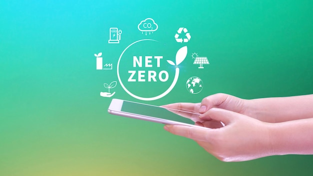 Concetti di Net Zero e Carbon Neutral Obiettivo di emissioni nette zero di gas a effetto serra Strategia a lungo termine neutra dal punto di vista climatico Imprenditore con l'icona NetZero con lo smartphone