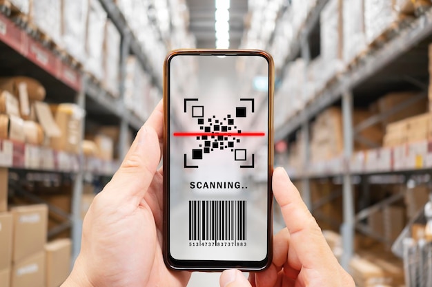 Concetti di shopping online con youngman che utilizza smartphone con codice qr sul mercato del commercio elettronico della confezione del prodotto