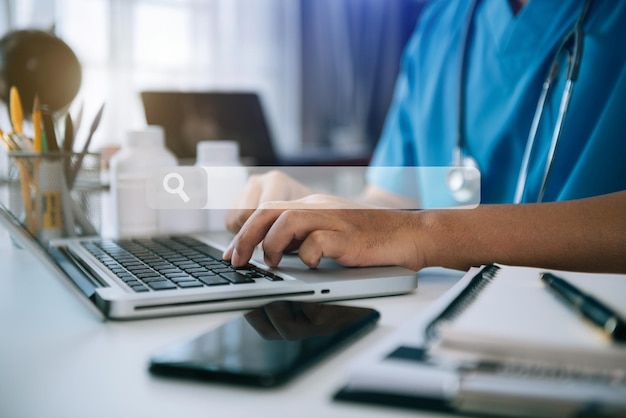 Concetti di tecnologia medica Computer portatile per uso medico per cercare informazioni in un ufficio moderno al mattino alla scrivania